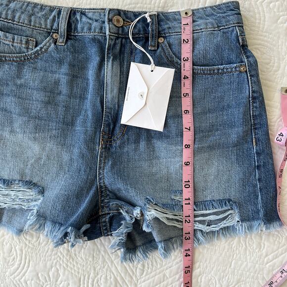 Kancan Isabelle High Rise Distressed Raw Hem Shorts Medium NWT - Picture 4 of 6